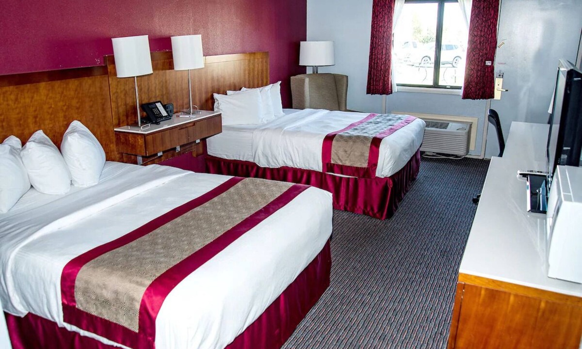 Cedar City Hotel | 4 Comfortable Units Perfect for Scenic Park Exploration! Free Breakfast, Pool!