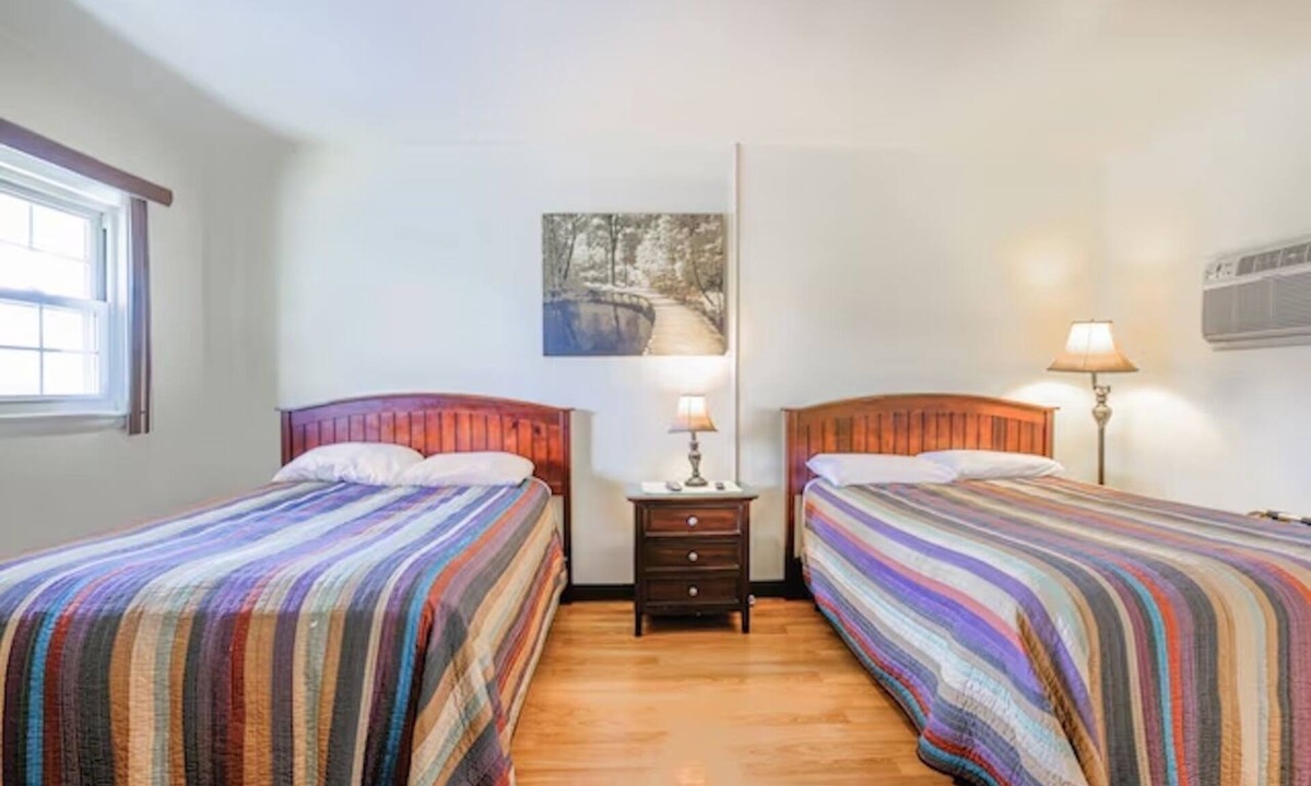 Short Creek Hotel | 4 Double-Bed Rooms Near Harrison Forest Activities | Free Onsite Parking