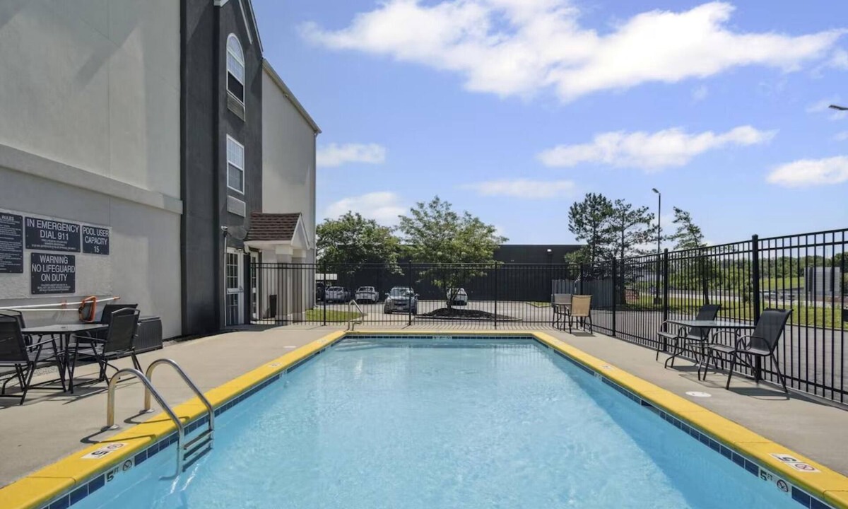 Blue Springs Hotel | 4 Inviting Suites Near Grain Valley Water Tower – Only 5 Miles Away
