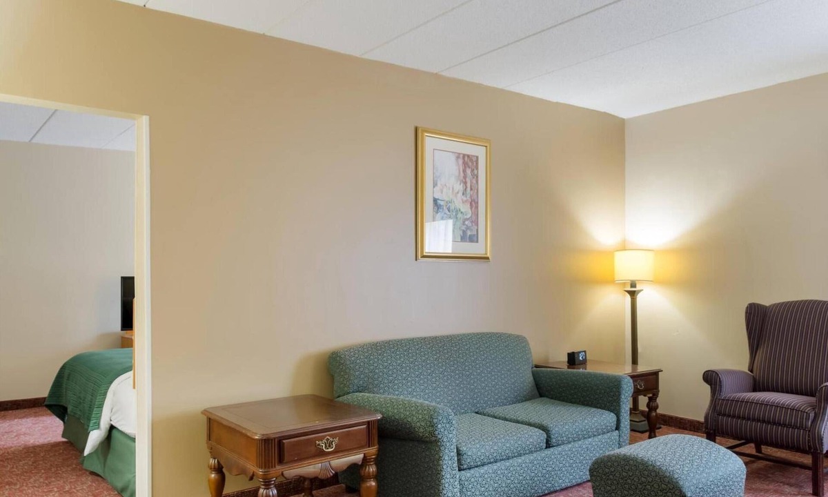 Smithfield Hotel | 4 Relaxing & Pet-Friendly Smithfield Rooms w/Pool, Free Parking & Breakfast!