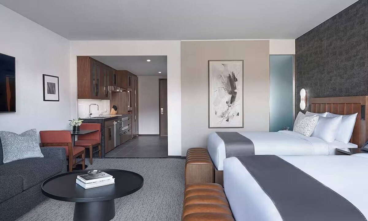 Ivins Hotel | 4 Vibrant Rooms w/Kitchen Ideal for Family Escapes Near Pioneer Park - 6.5 mi