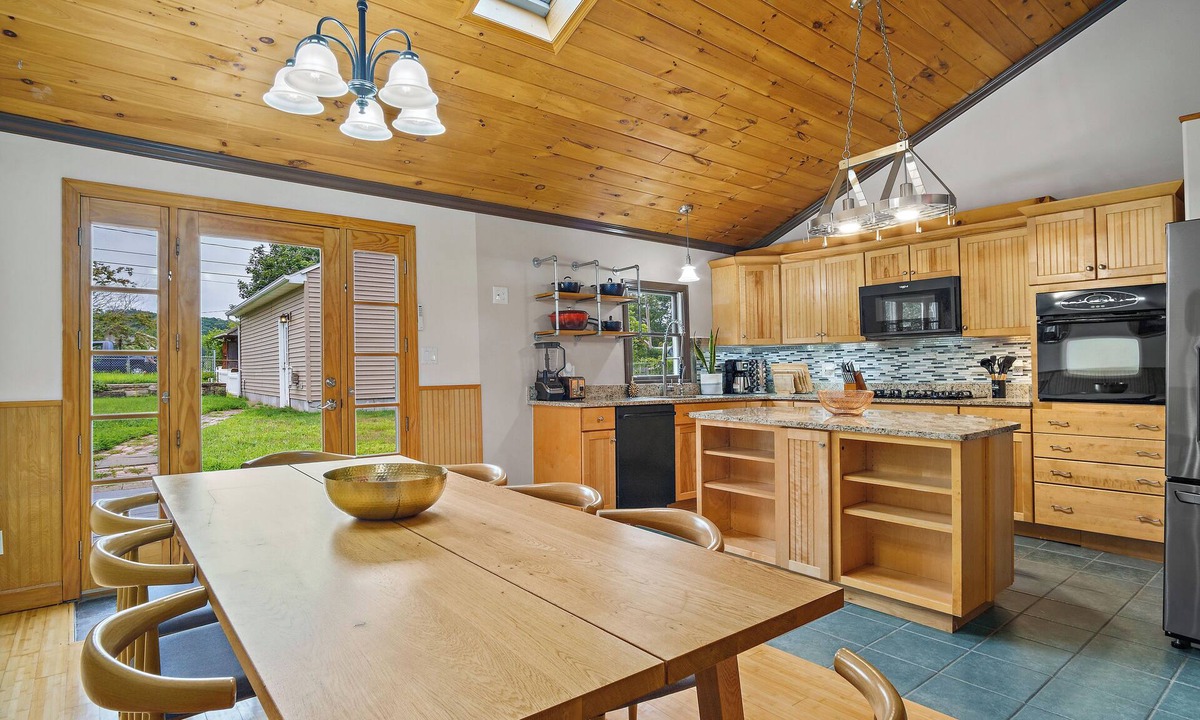 Preston House | 4BR House near Casinos & Beach With In Law Suite