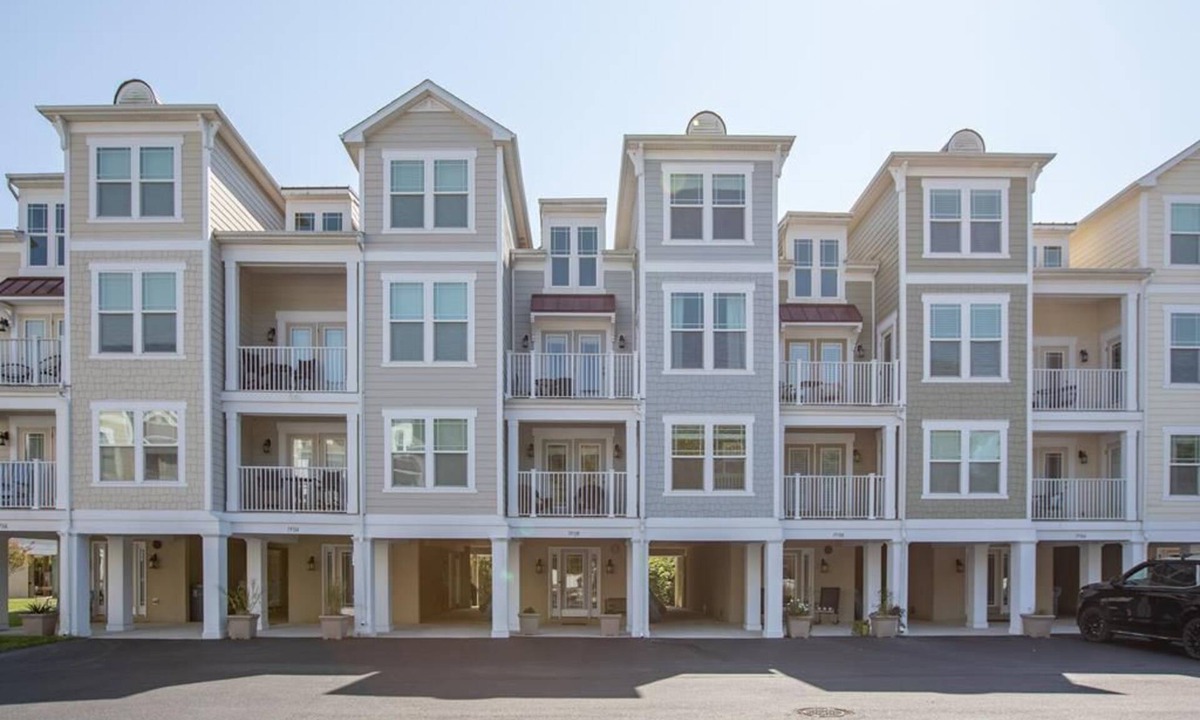 Bethany Beach Apartment | 4BR Townhome w/Pond Views | Decks & Pool + Beach
