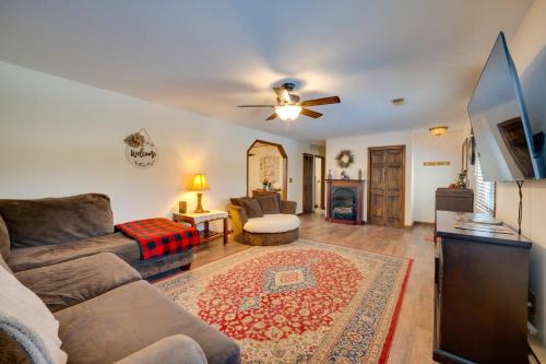 New Plymouth House | 5-Acre Hocking Hills Hideaway! Pet-Friendly Home