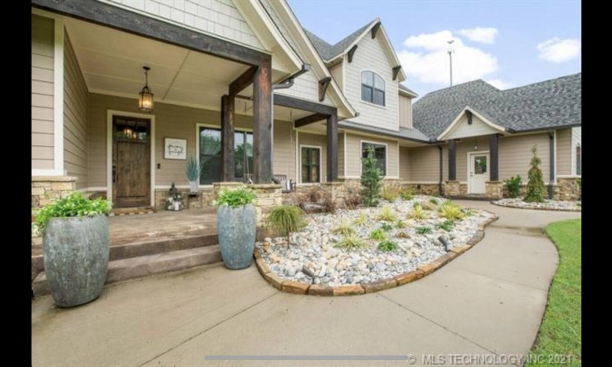 Broken Arrow House | 5-bedroom Rustic Charm Home + Hot Tub + Fire Pit