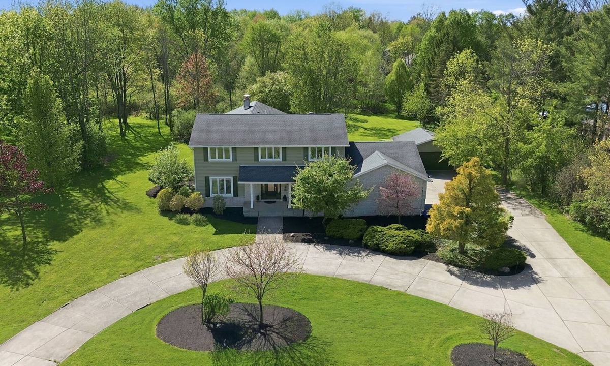 Pepper Pike House | 5 King Beds, Hot Tub, Sleeps 10 - Pet Friendly & Close to Clinic