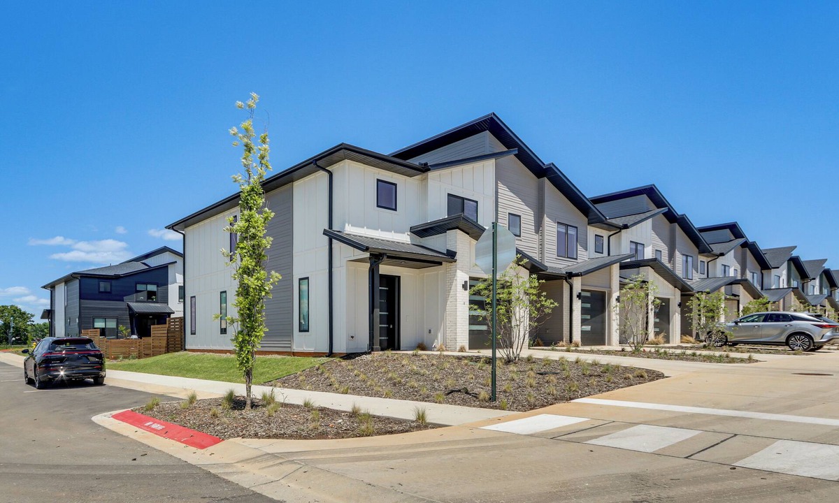 Bentonville - Fayetteville House | 5 Mi to Walmart AMP: Modern Townhome w/Yard!