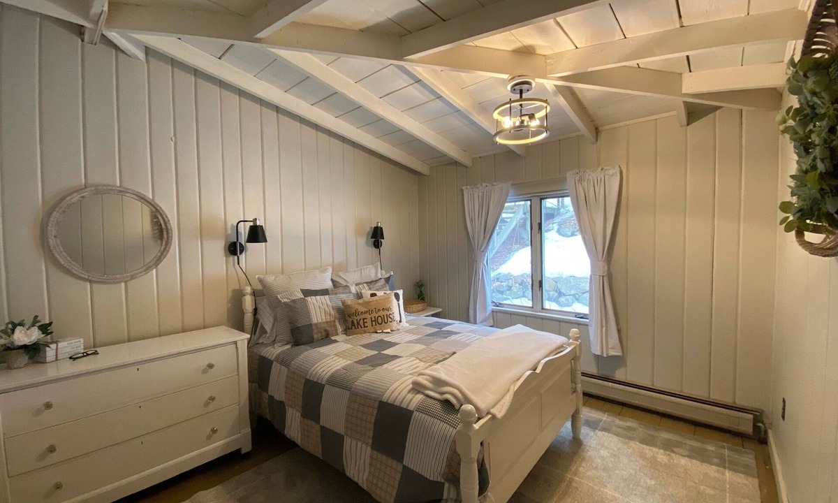 Newbury House | 5 min to Mt. Sunapee/Short walk to Newbury Harbor & Beach/Large Backyard