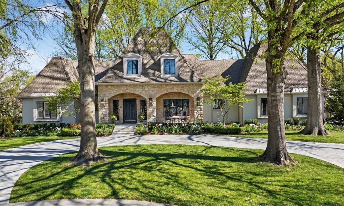 Prairie Village House | 5BR Luxury Home Walk to England World Cup HQ, Sleeps 12–14