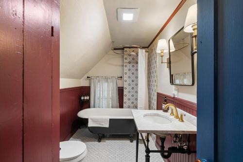 Beverly House | 5BR Minutes to Salem|Historic Downtown Beverly