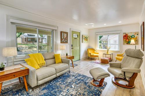 Kansas City House | 6 Mi to Arrowhead Stadium: Charming Home w/Porch!