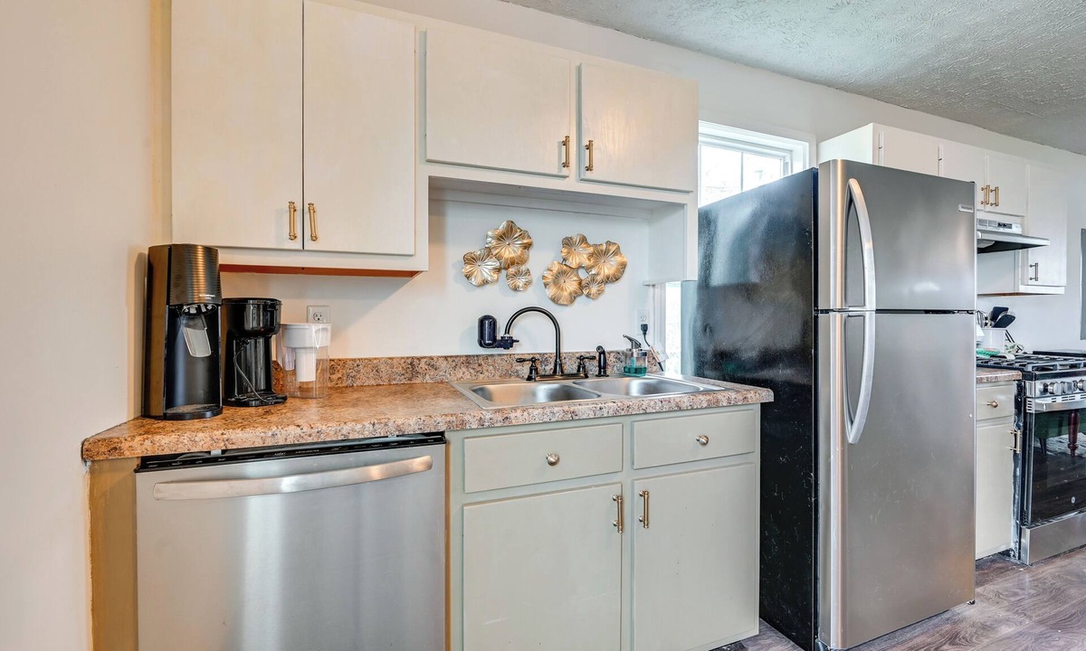 Cave City Cottage | 6 Mi to Mammoth Cave! Mtn-view Home w/Fire Pit