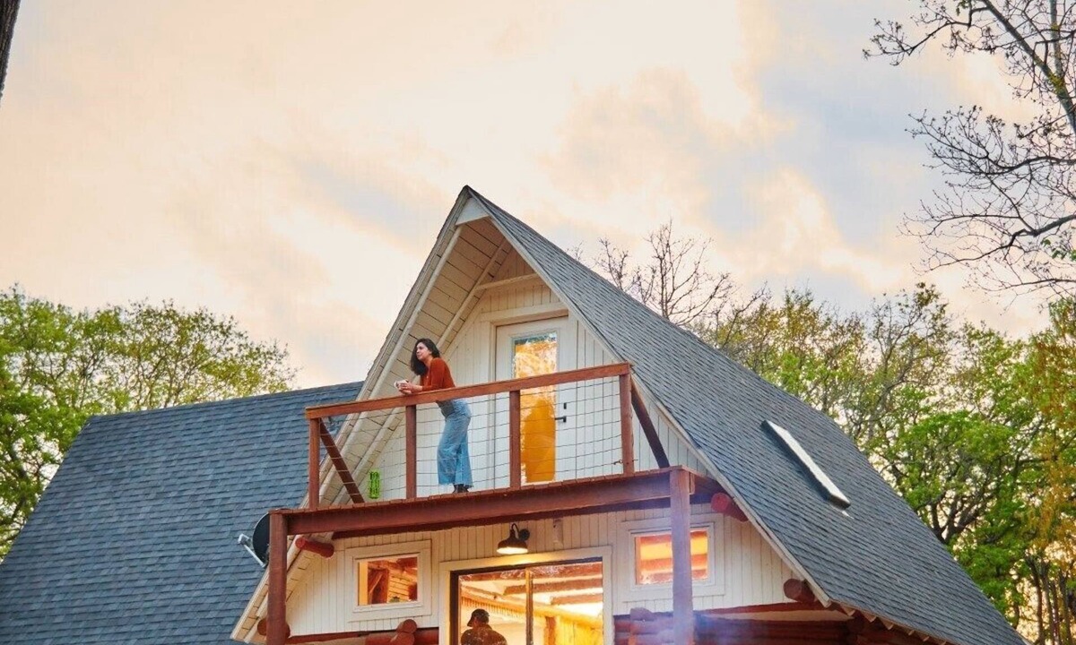 Kingston Cabin | 6Bdrm Cabin Walk to Beach Pool-Table Firepit!