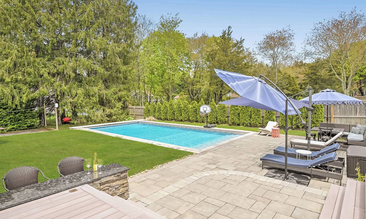 Southold House | 6BR, Pool, walk to beach, minutes to vineyards, town - WEEKLY DISCOUNT 8/24-8/31