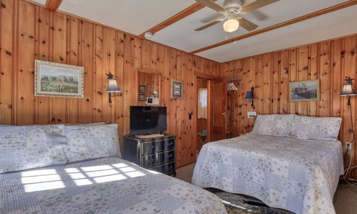 Trenton Apartment | 7 Acadia Cottage. Double Beds Open Hearth Inn