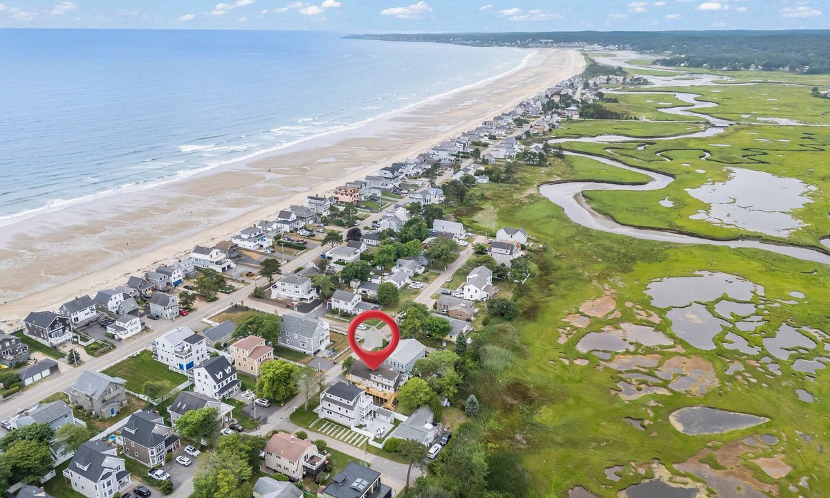 Wells House | 7-bedroom home that sleeps 14. 5-minute walk to Moody Beach