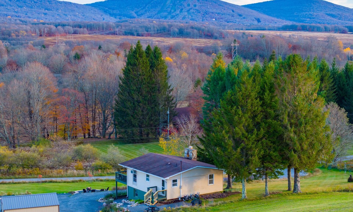 Davis House | 77 in Canaan. Big views. Starry skies. Cozy comfort. Dogs, EV, WFH welcome.