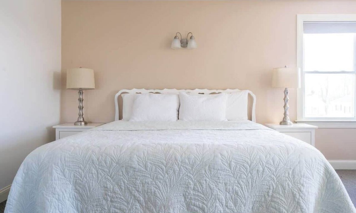 Middletown Hotel | #8 | Largest Room w/King bed