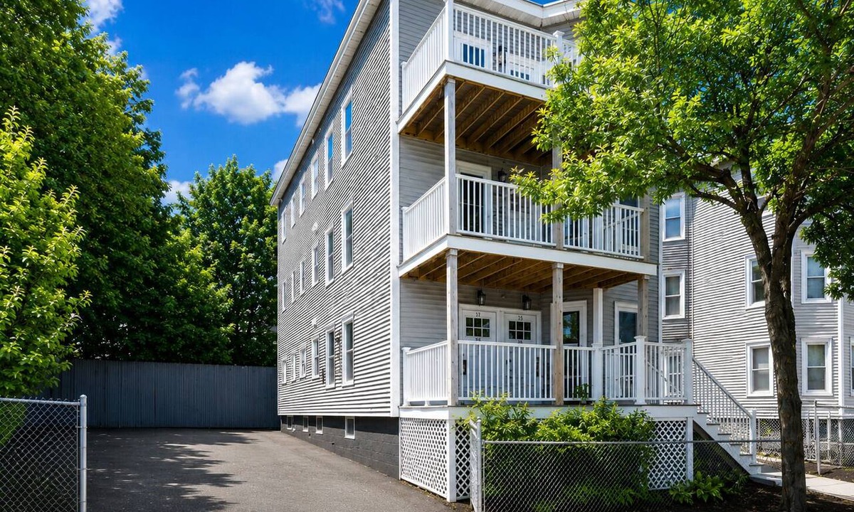 East Somerville House | 9BR6Bth Entire House Parking MIT/Harvard/TD Garden