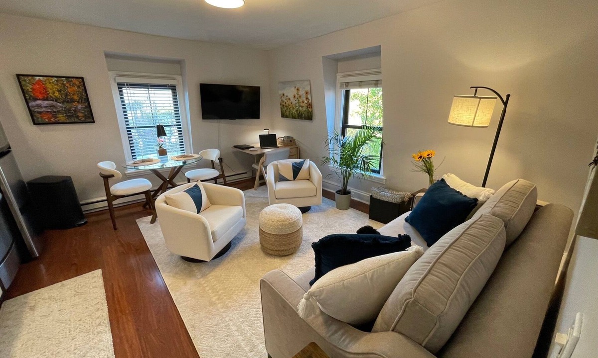 West End Apartment | A Cozy 1 Bedroom Gem You'll LOVE!nSleeps 4, Pet Friendly, With Parking,