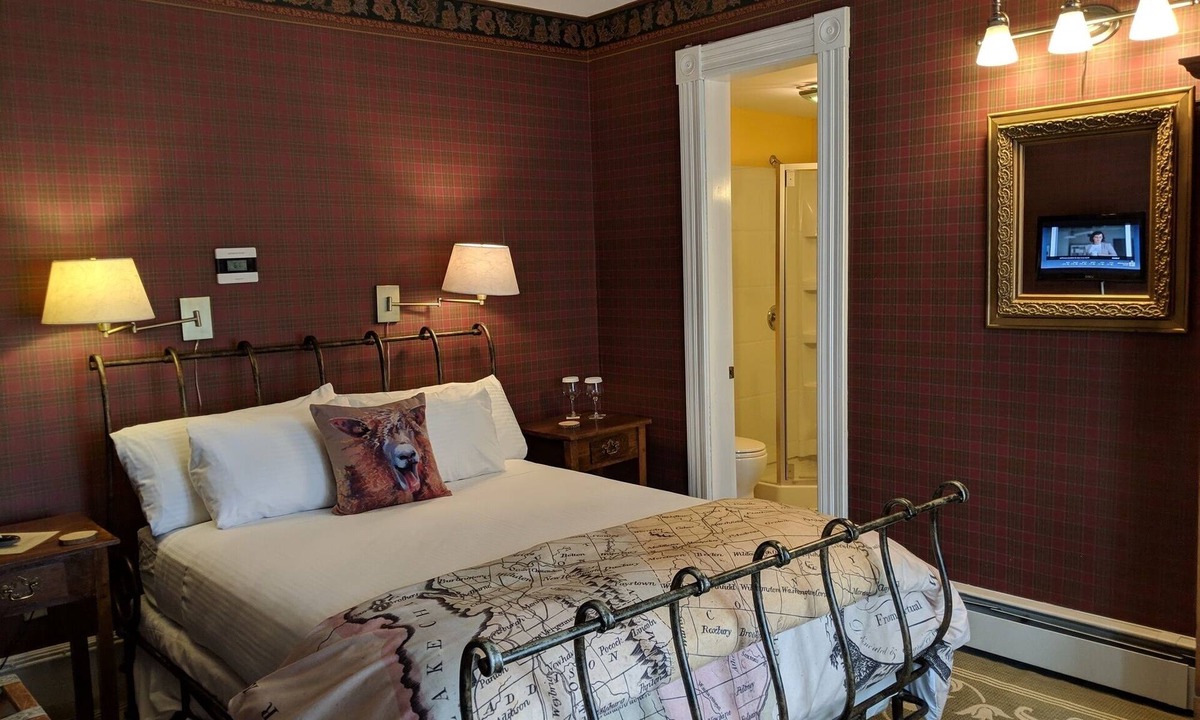 Shelburne Bed & Breakfast | A cozy 2nd Floor Queen B&B guestroom in Downtown Shelburne - Delicious Breakfasts! TRA