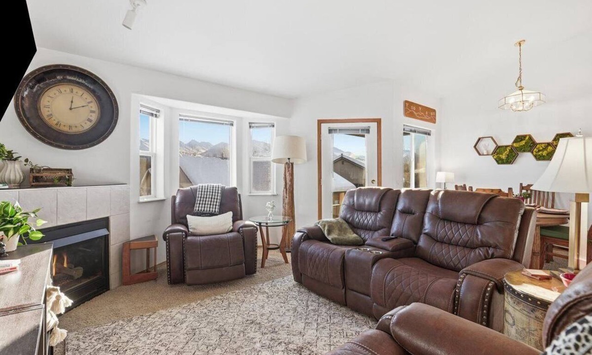 University Area Condo | A cozy and tranquil home base nestled in the UMED Reflection Lake neighborhood.
