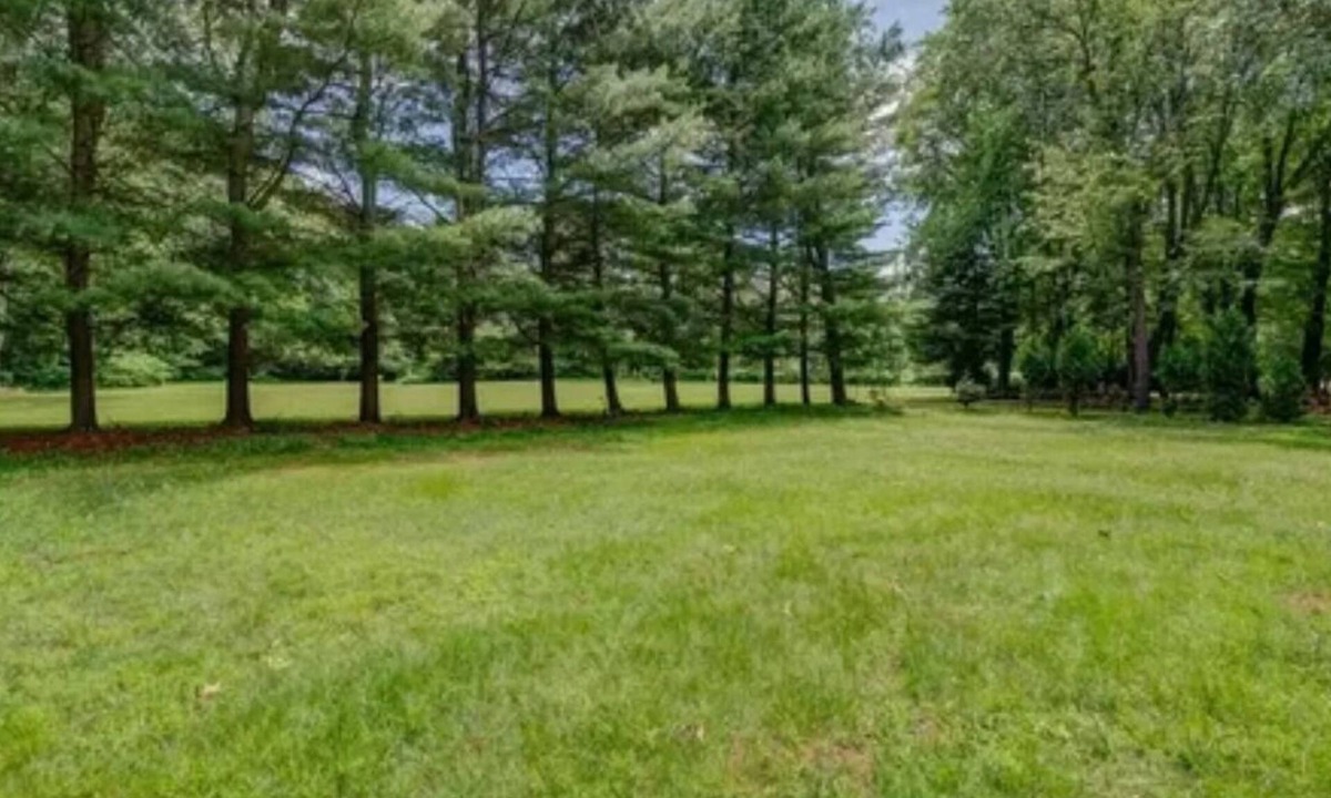 Silver Lane House | A Home Away From Home In East Hartford!