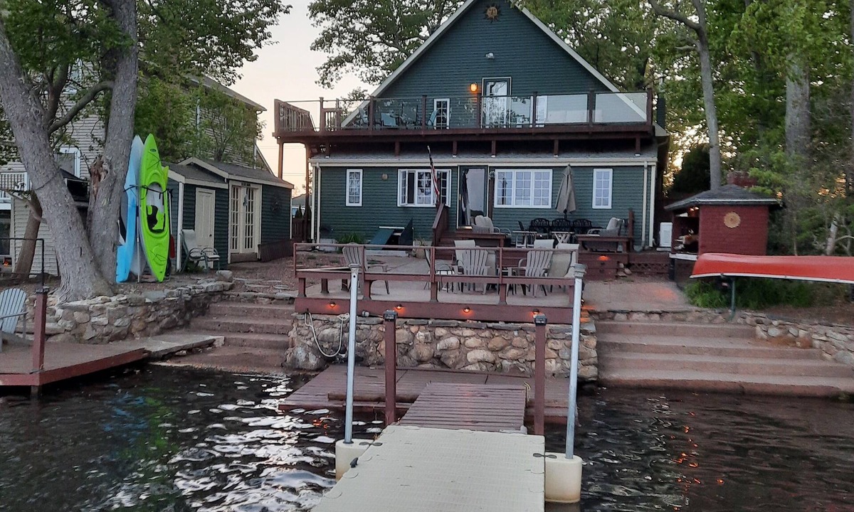 Lake Pocotopaug House | 🌅A Lakefront Sunrise retreat for Couples or Families🌅