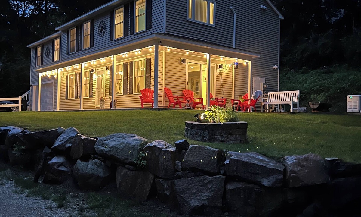 York Harbor House | A seacoast house on its own private road in York Harbor beach
