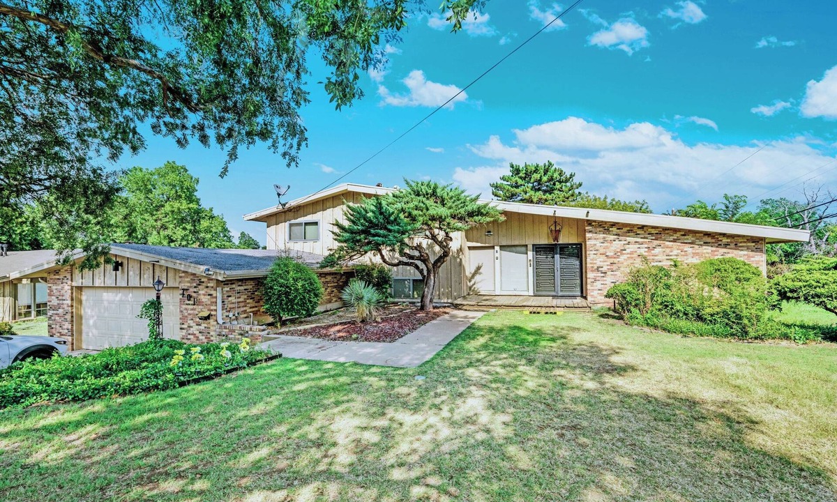 Lawton Villa | A spacious country home right in the city with the full golf course view