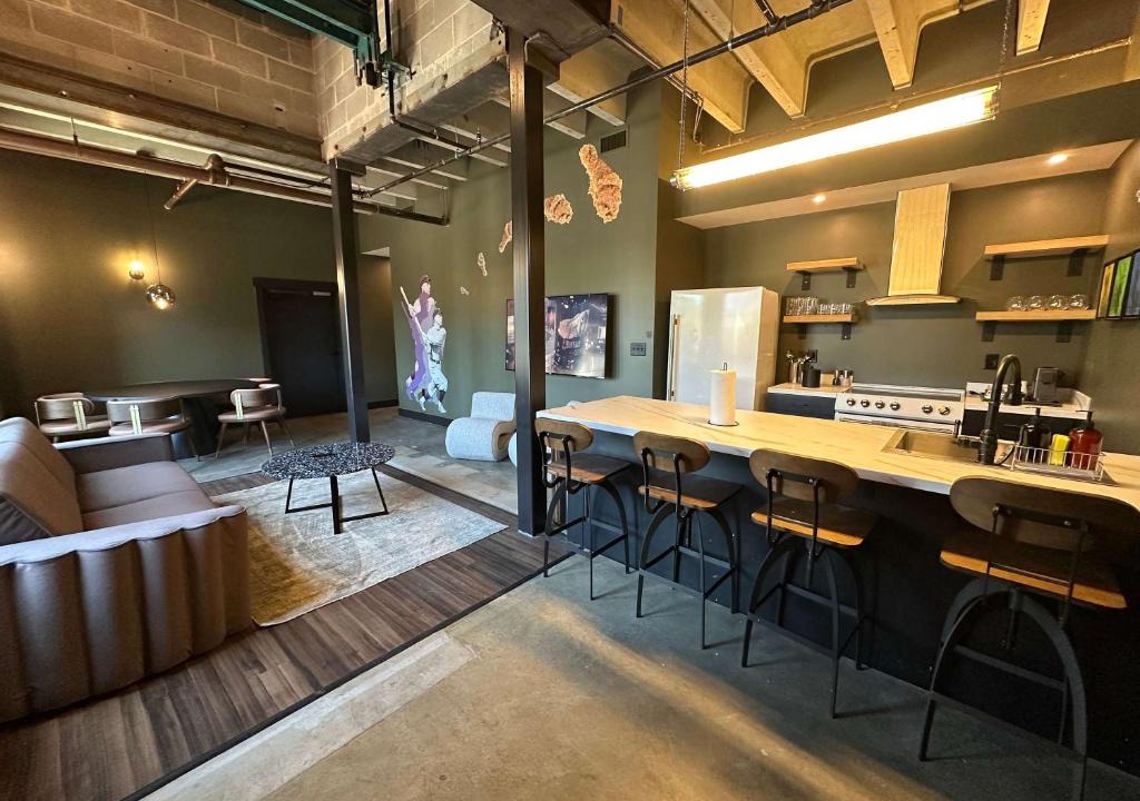 Downtown Louisville Hotel | A12 Upper East Crown Exacta Suite