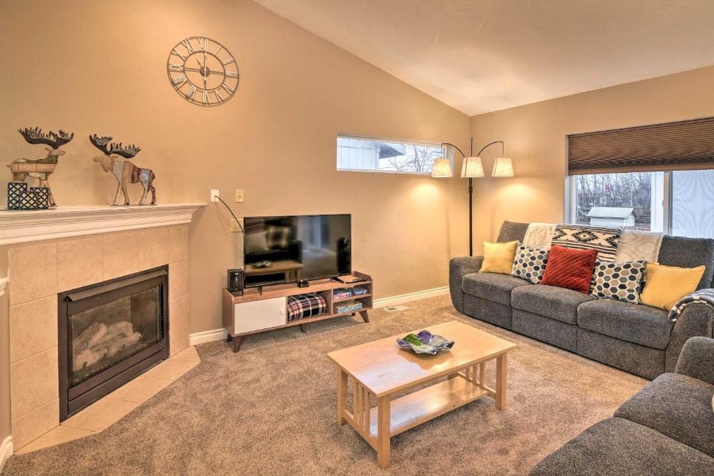 Sand Lake House | Accommodating Anchorage Abode < 1 Mi to Jewel Lake
