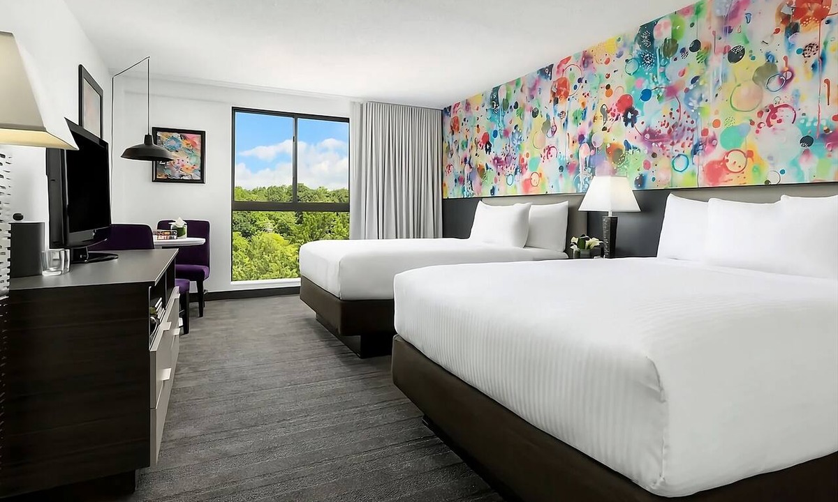 Lower Allston Hotel | ADA 2 Queens with Tub Room at Studio Allston Hotel