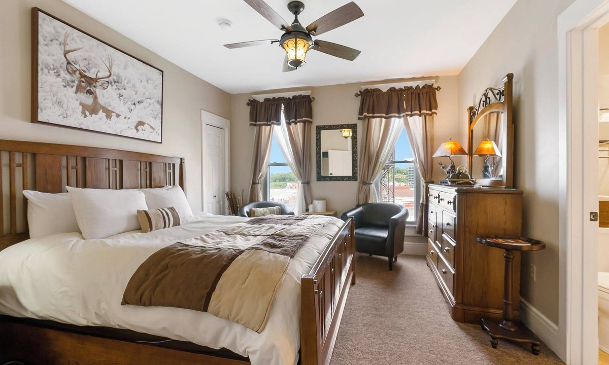 Downtown Branson Hotel | Adults-Only Historic Hotel Stay in Downtown Branson