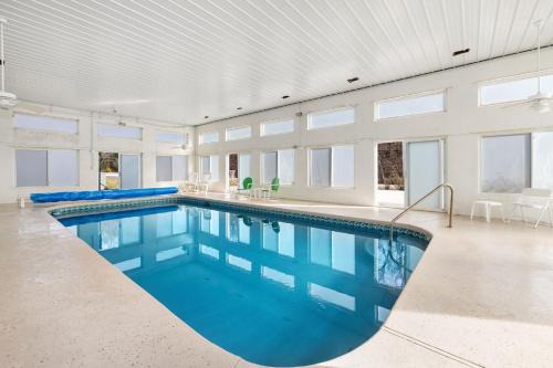 Bella Vista House | Adventure Awaits- Indoor pool & Pickle ball Court
