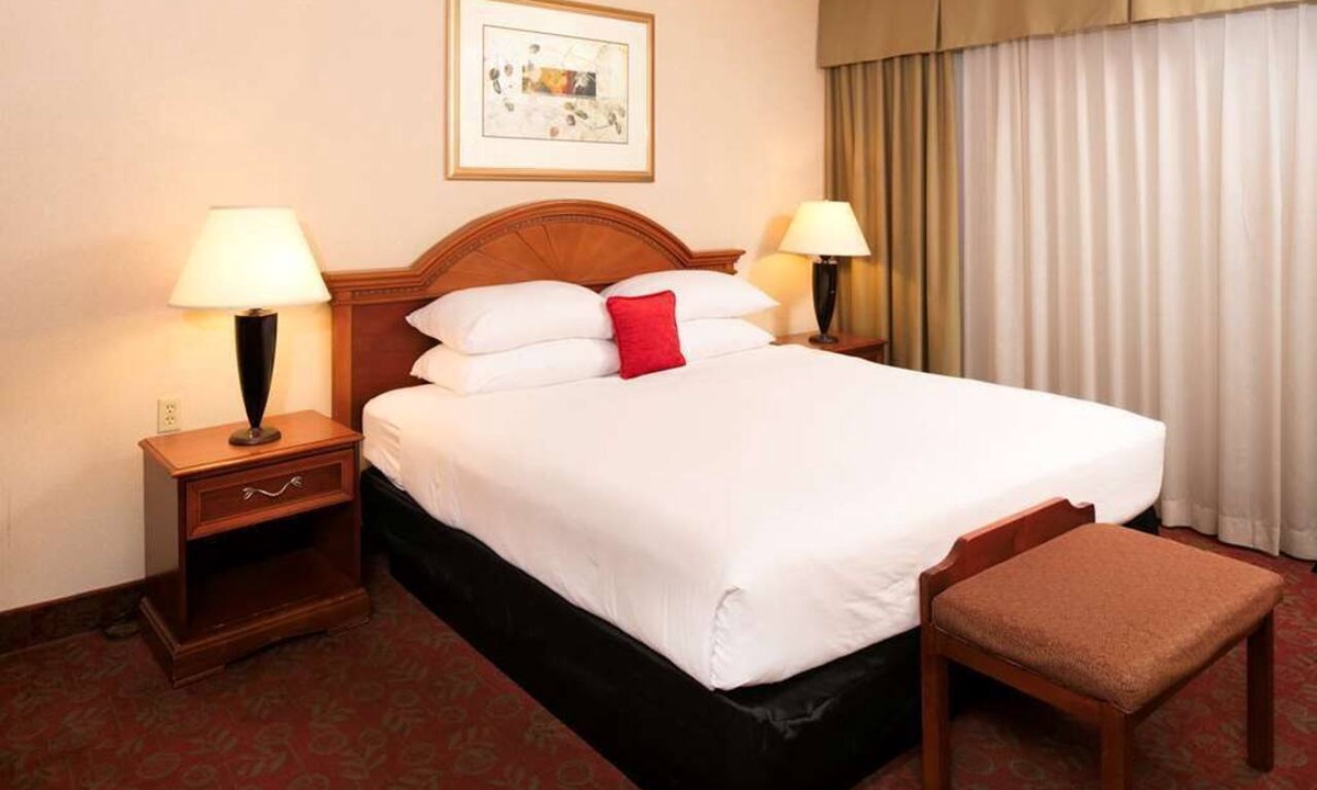 St. George Hotel | Affordable & Spacious! w/Free Parking, Outdoor Pool, Breakfast!