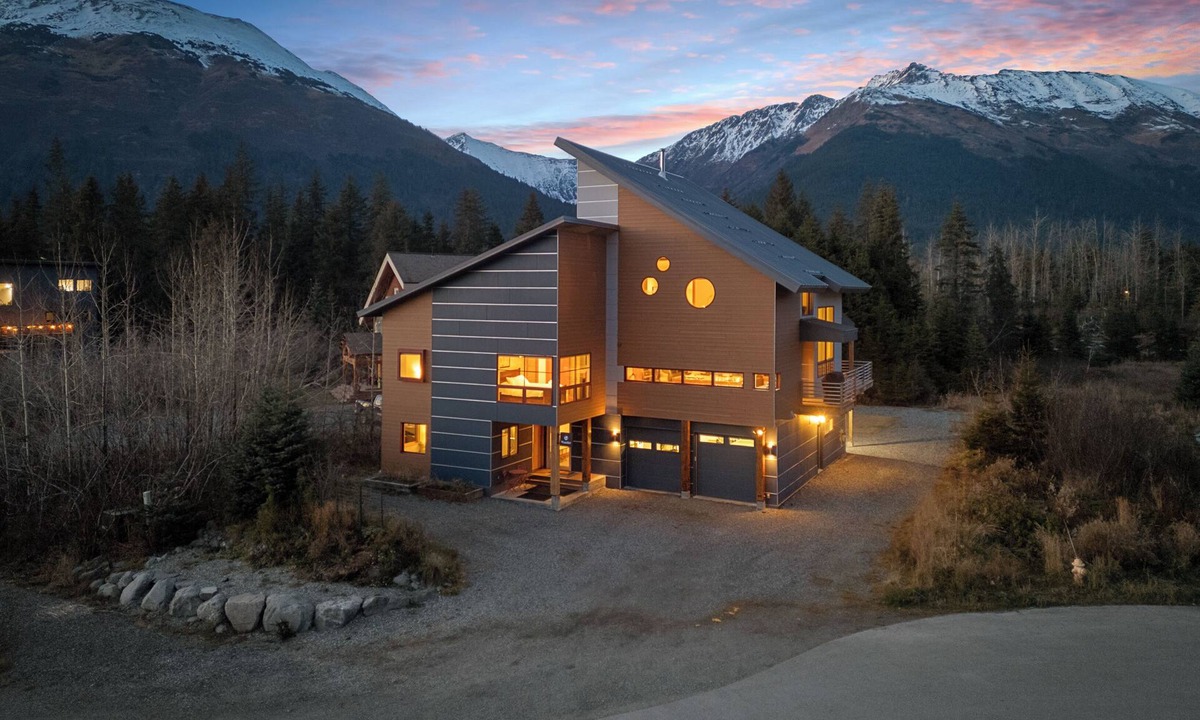 Alyeska House | Alaska Slopes/Hot Tub, Gym & Guest House