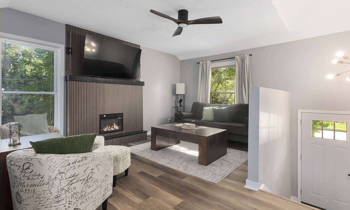 Shawnee House | All-New 3BR | 2 Kings | Deck | 17 Min to KC