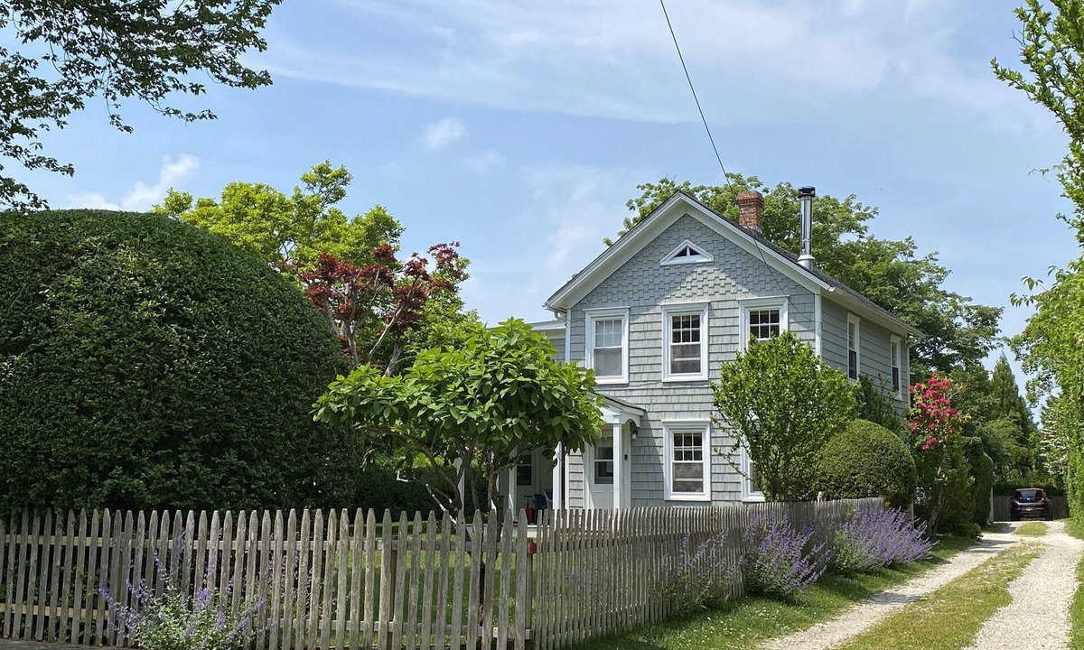 Amagansett North House | Amagansett Farmhouse Short Walk to Atlantic Ave Beach