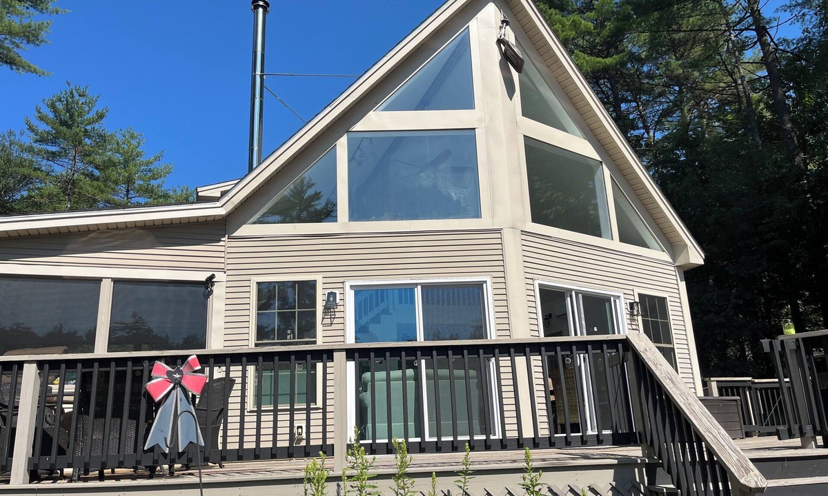 East Wakefield House | AMAZING LAKEFRONT HOUSE w/PRIVATE DOCK, PRIVATE BEACH, 4 BEDROOMS, SLEEPS 12+