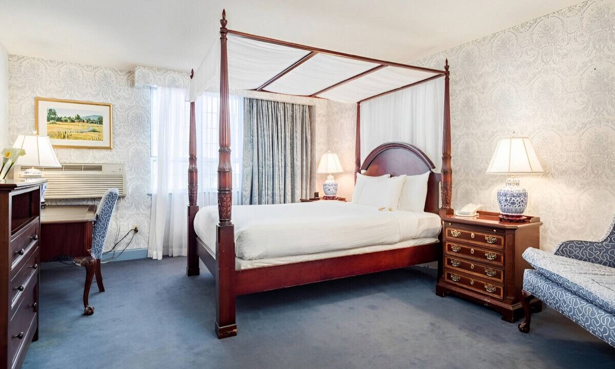 Farmington House | An Amazing Location with an Exquisite Ambiance!