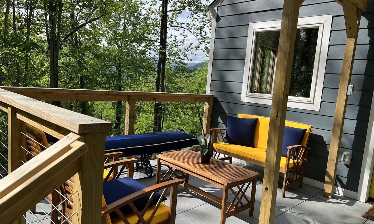 Hood Cottage | An elegantly appointed house tucked in the Virginia Mountainside.
