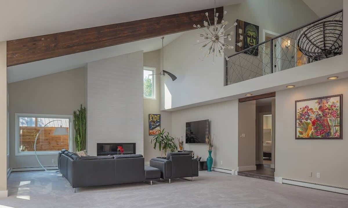 South Addition House | Anchorage Grand Home Downtown Villa