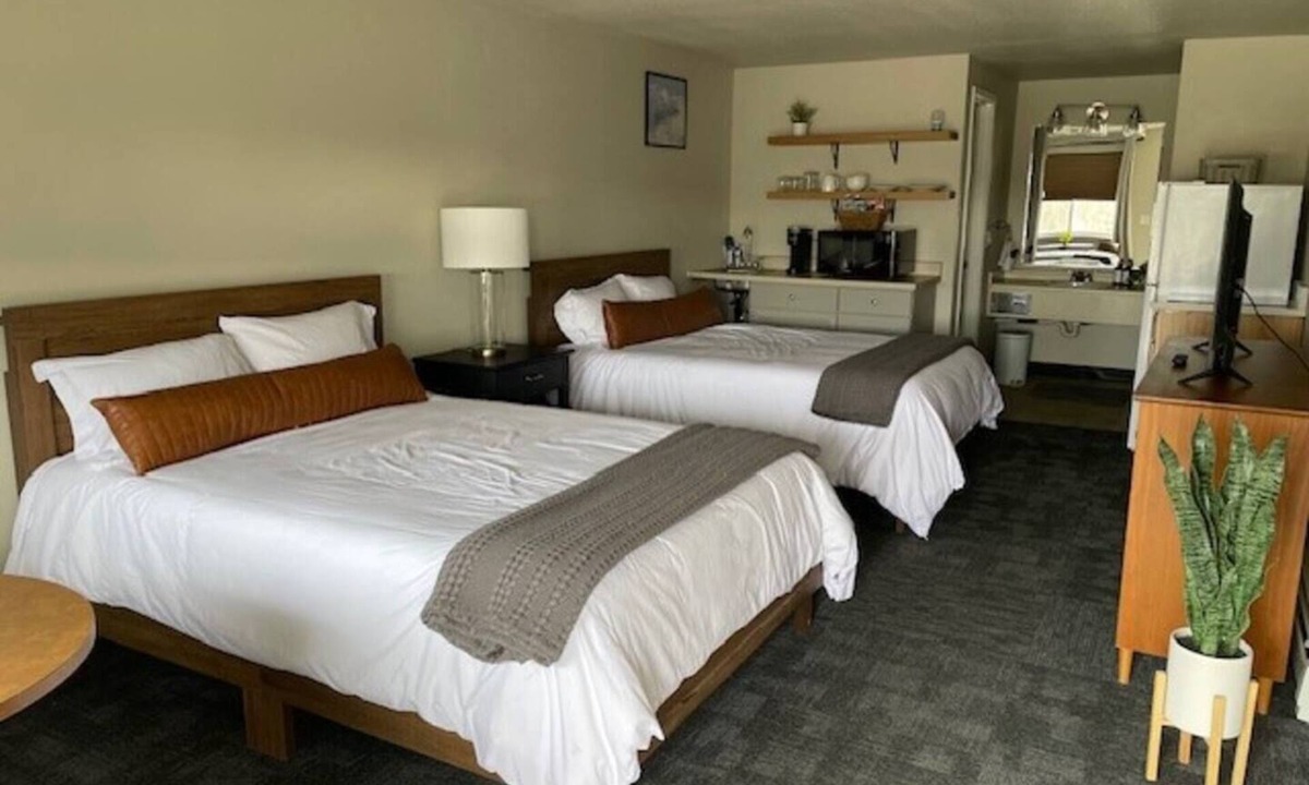 Anchor Point Hotel | Angry Salmon Inn - Room 7