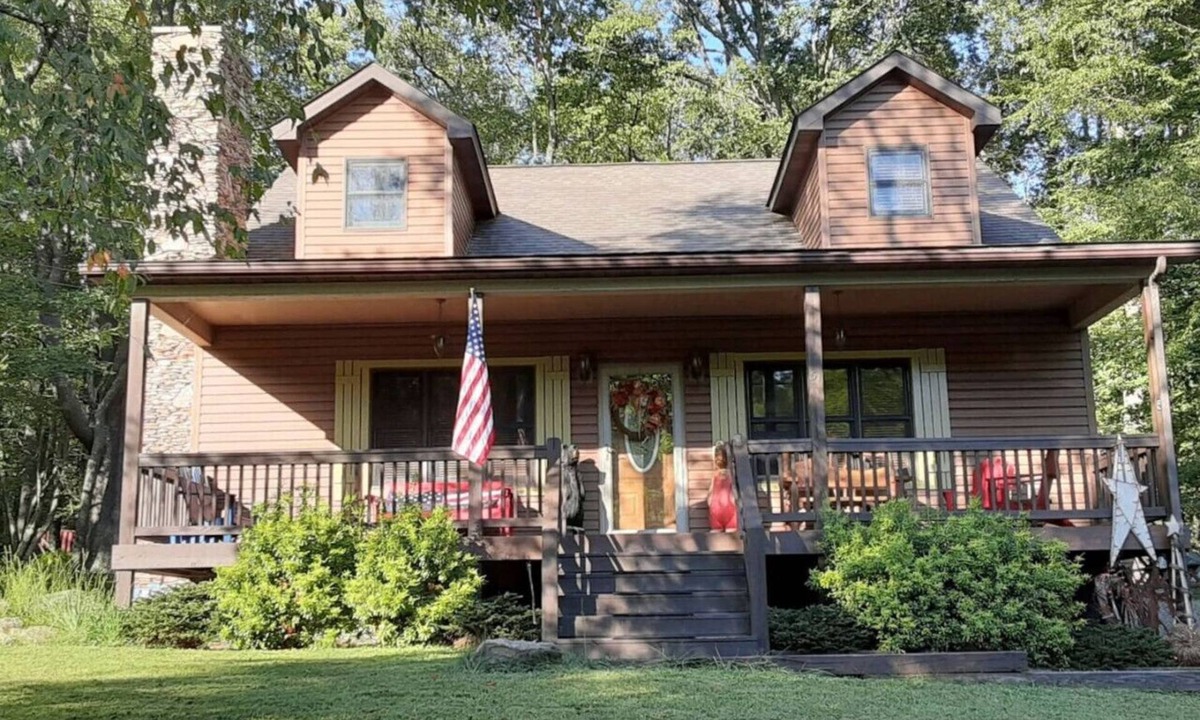 Alpine Lake Apartment | Antler Ridge 2B w/Loft Cabin w/Fireplace, Screened Porch & Lake Access