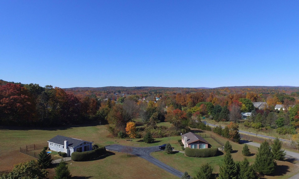 Sciota Ski Chalet | APACHE - Dog Friendly FENCED YARD Chalet