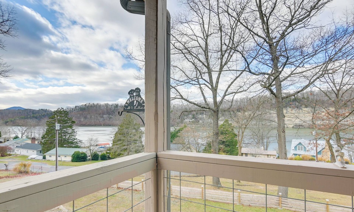 Ingles Apartment | Apt w/Lake Views - Day Trip to Virginia Tech!