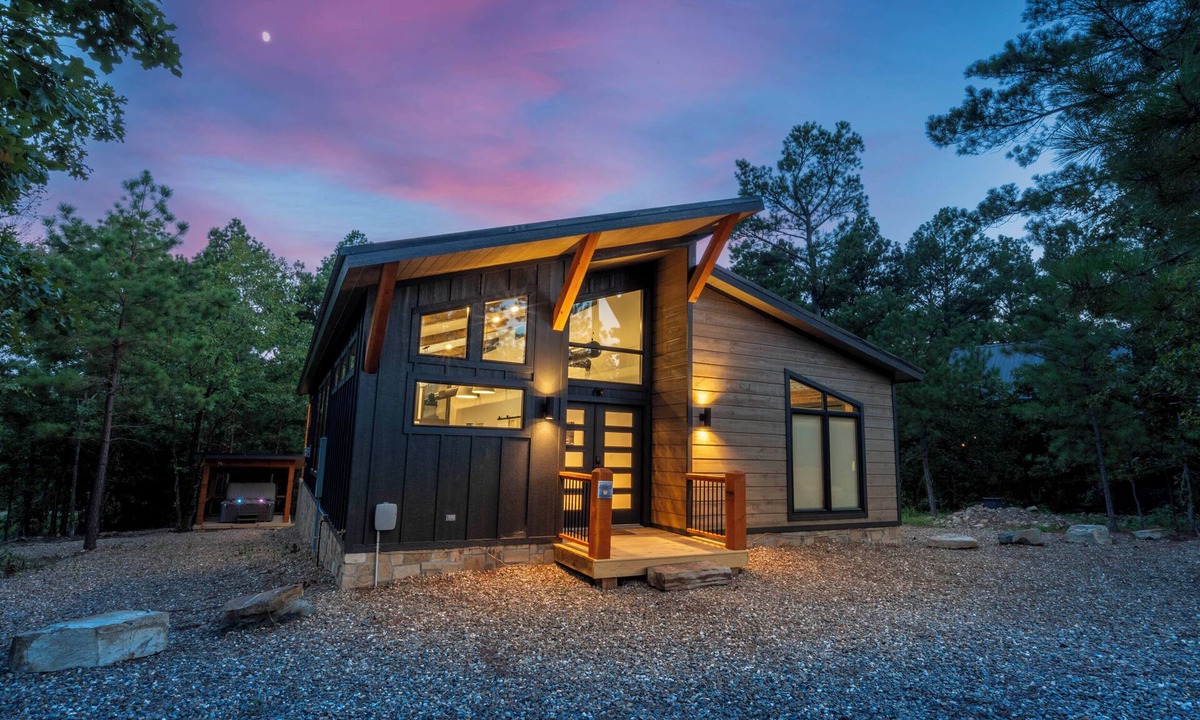 Pickens Cabin | Arcade Game, Board Games, Hot Tub, Fire Pit, Pets, Manhattan