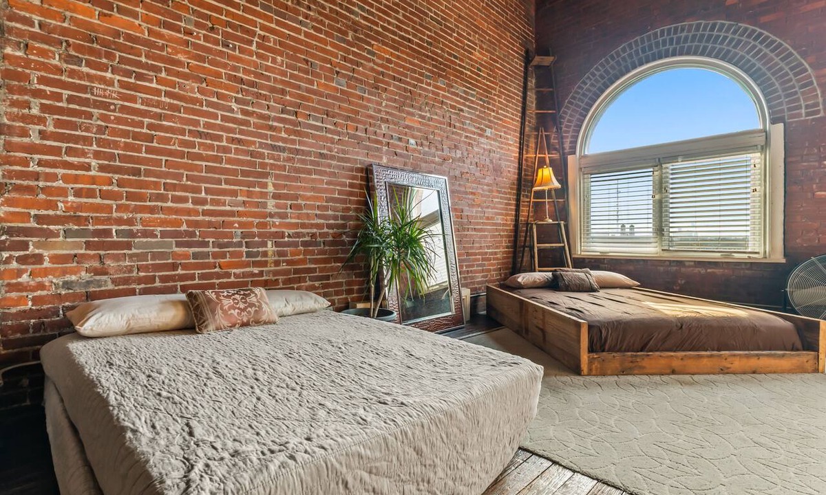 Downtown St. Louis Hotel | Artist Warehouse Penthouse - Downtown St. Louis - Boutique Hotel Sleeps 20