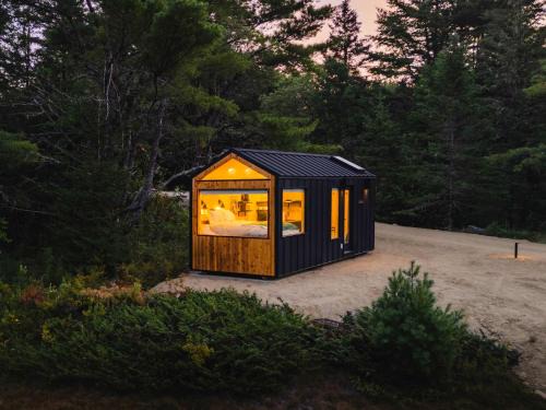 Sullivan House | Aurora Nook-Cabin with Shower & Queen Bed